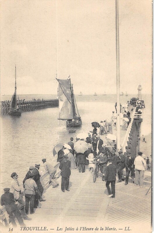 Carte postale ancienne Trouville Les Jetees A L'Heure De La Maree