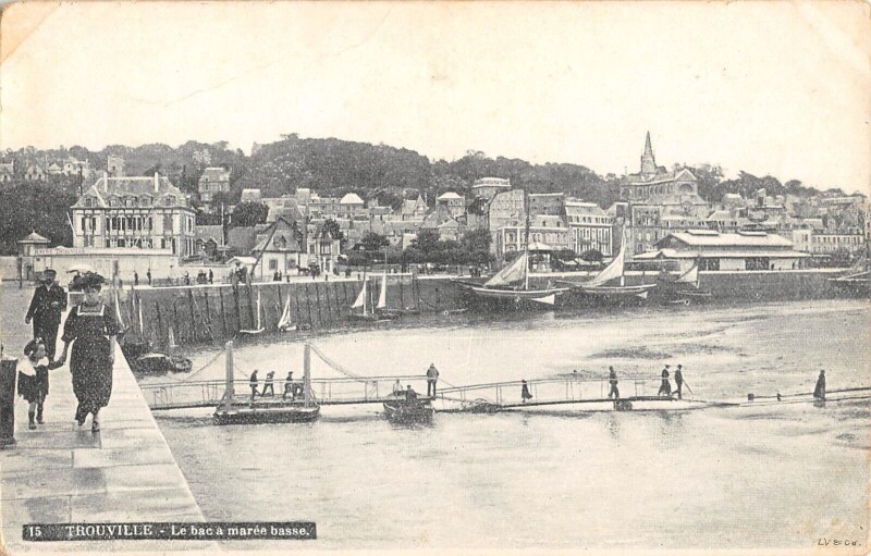 Carte postale ancienne Trouville Le Bac A Maree Basse