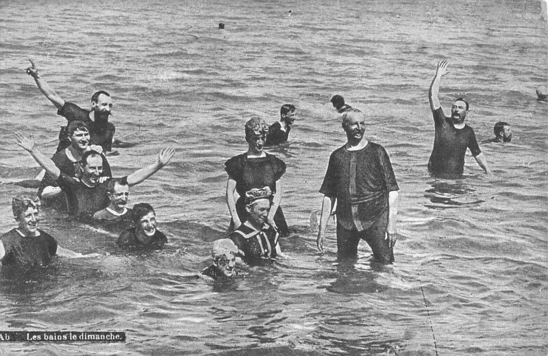 Carte postale ancienne Trouville Les Bains Le Dimanche