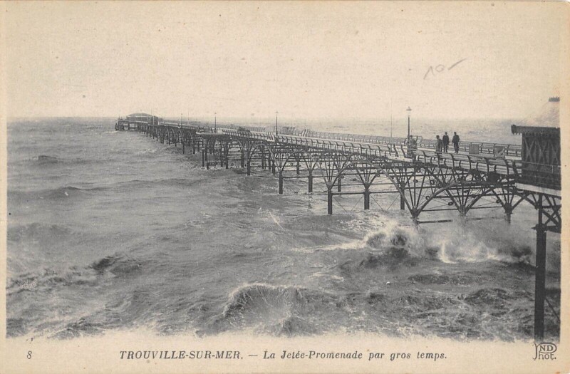 Carte postale ancienne Trouville Sur Mer La Jetee Promenade Par Gros Temps à Trouville-sur-Mer