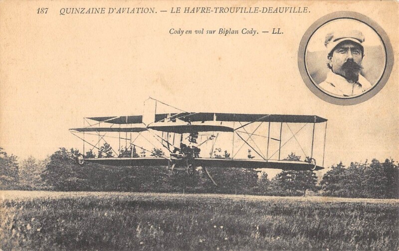 Carte postale ancienne Quinzaine D'Aviation Le Havre Trouville Deauville Cody En Vol Sur Biplan à Deauville