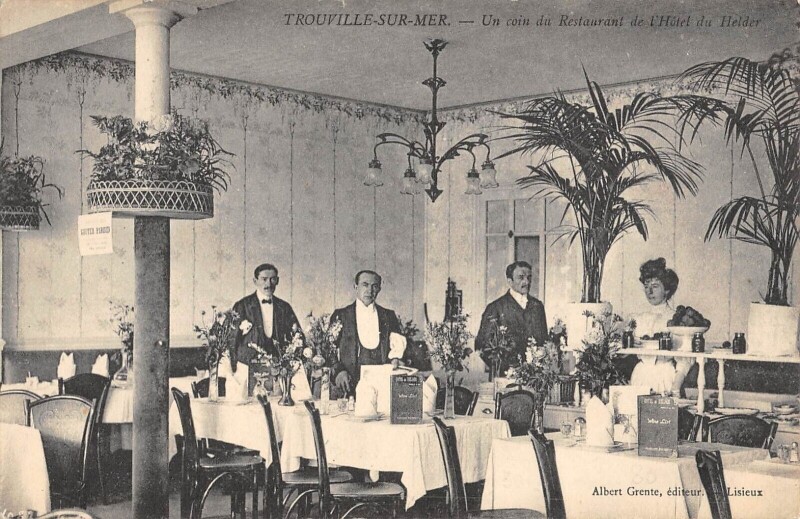 Carte postale ancienne Trouville Sur Mer Un Coin Du Restaurant De L'Hotel Du Helder à Trouville-sur-Mer