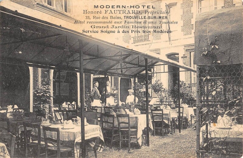 Carte postale ancienne Trouville Sur Mer Rue Des Bains Modern Hotel Honore Fautrard à Trouville-sur-Mer