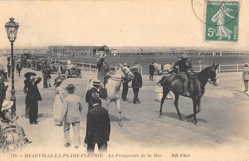 Carte postale ancienne Deauville La Promenade De La Mer à Deauville
