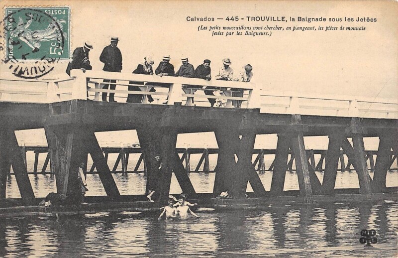 Carte postale ancienne Trouville La Baignade Sous Les Jetees