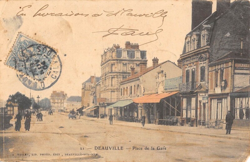Carte postale ancienne Deauville Place De La Gare à Deauville