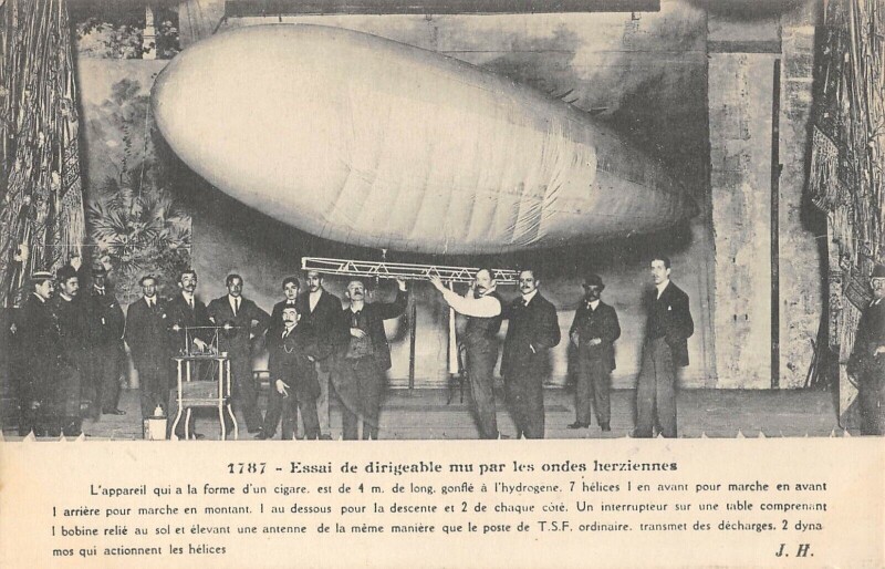 Carte postale ancienne Aviation Essai De Dirigeable Mu Par Les Ondes Hersiennes