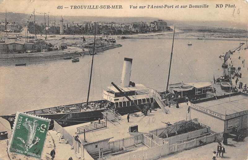 Carte postale ancienne Trouville Sur Mer Vue Sur L'Avant Port Et Sur Deauville à Deauville