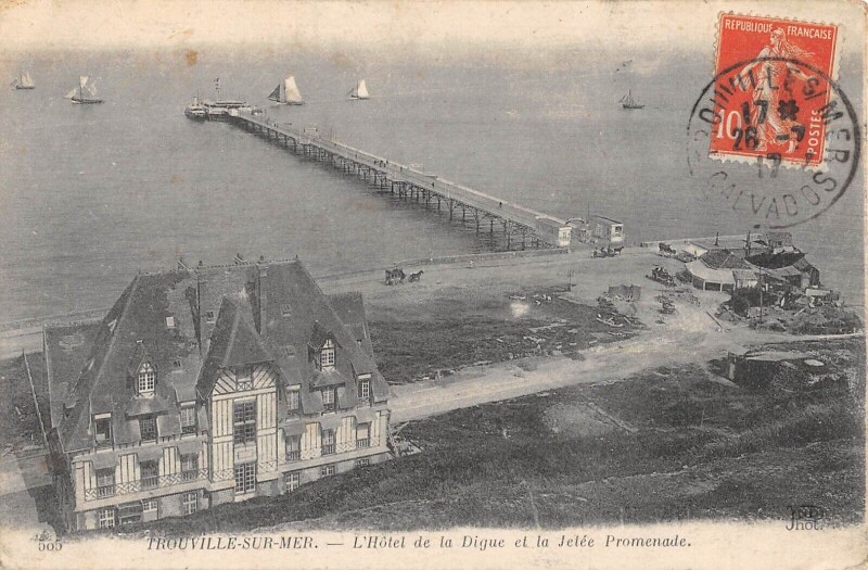 Carte postale ancienne Trouville Sur Mer L'Hotel De La Digue Et Jetee Promenade à Trouville-sur-Mer