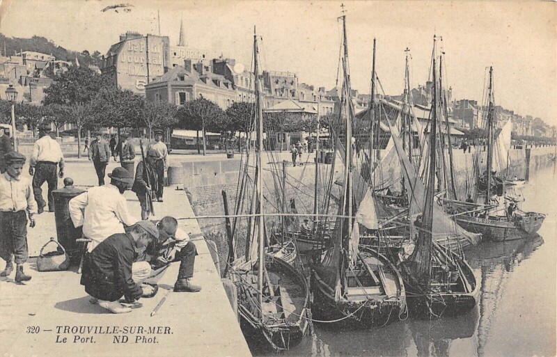 Carte postale ancienne Trouville Sur Mer Le Port à Trouville-sur-Mer