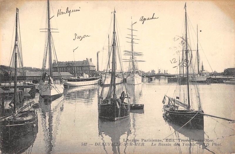 Carte postale ancienne Deauville Sur Mer Le Bassin Des Yachts à Deauville
