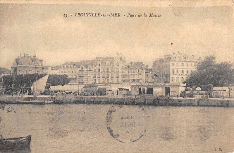 Carte postale ancienne Trouville Sur Mer Place De La Mairie à Trouville-sur-Mer