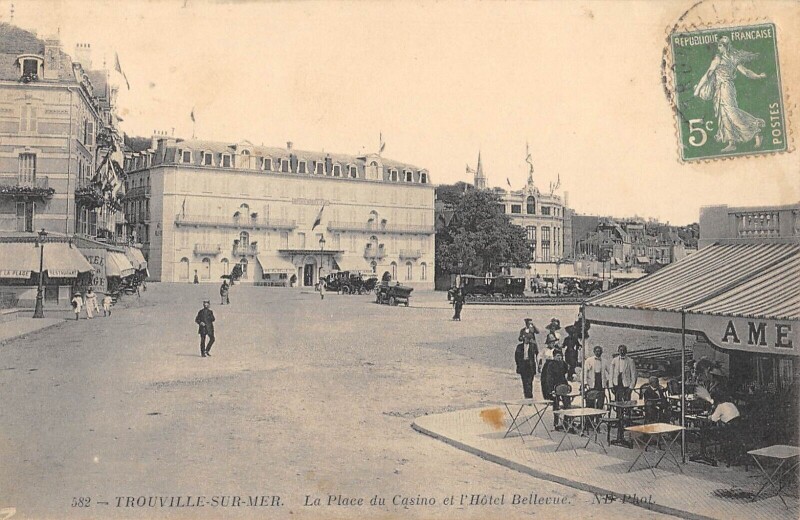 Carte postale ancienne Trouville Sur Mer La Place Du Casino Et Hotel Bellevue à Trouville-sur-Mer