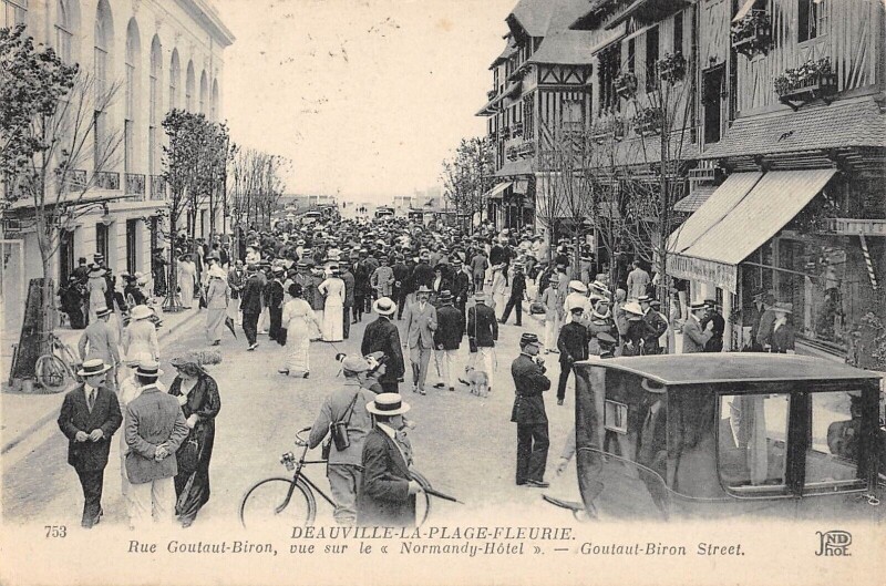 Carte postale ancienne Deauville La Plage Fleurie Rue Gontaut Biron Vue Sur Le Normandy Hotel à Deauville