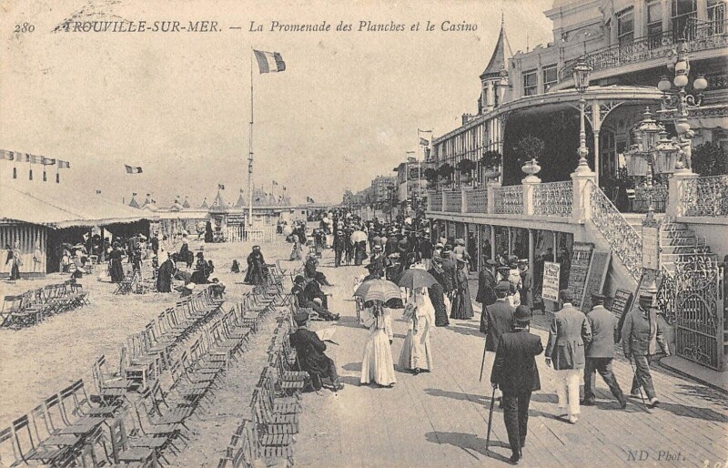 Carte postale ancienne Trouville Sur Mer La Promenade Des Planches Et Casino à Trouville-sur-Mer