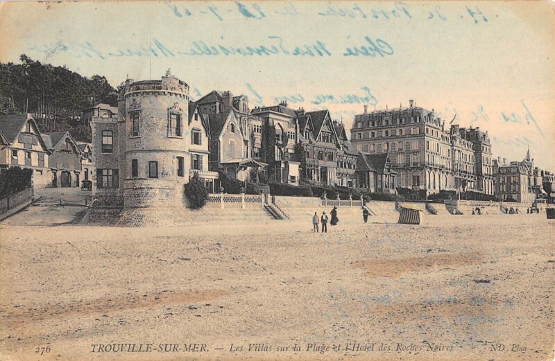 Carte postale ancienne Trouville Sur Mer Les Villas Sur La Plage Et Hotel Des Roches Noires à Trouville-sur-Mer