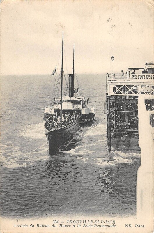 Carte postale ancienne Trouville Sur Mer Arrivee Du Bateau Du Havre A La Jetee Promenade à Trouville-sur-Mer