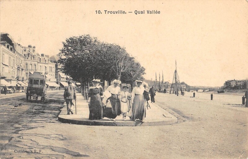 Carte postale ancienne Trouville Quai Vallee