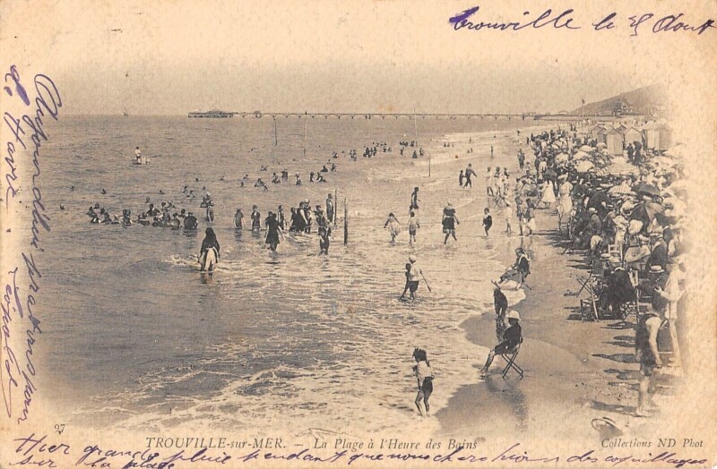 Carte postale ancienne Trouville Sur Mer La Plage A L'Heure Des Bains à Trouville-sur-Mer