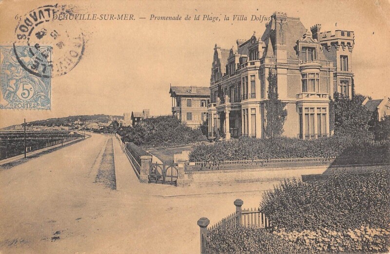 Carte postale ancienne Deauville Sur Mer Promenade De La Plage La Villa Dolfus à Deauville