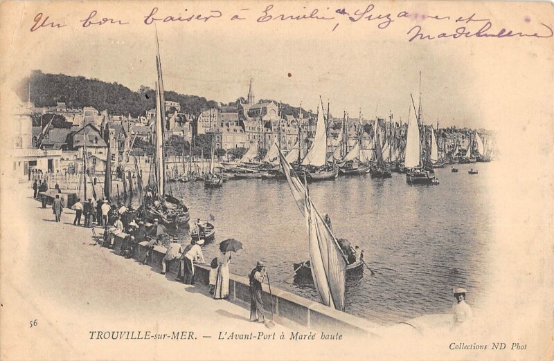 Carte postale ancienne Trouville Sur Mer L'Avant Port A Maree Haute à Trouville-sur-Mer