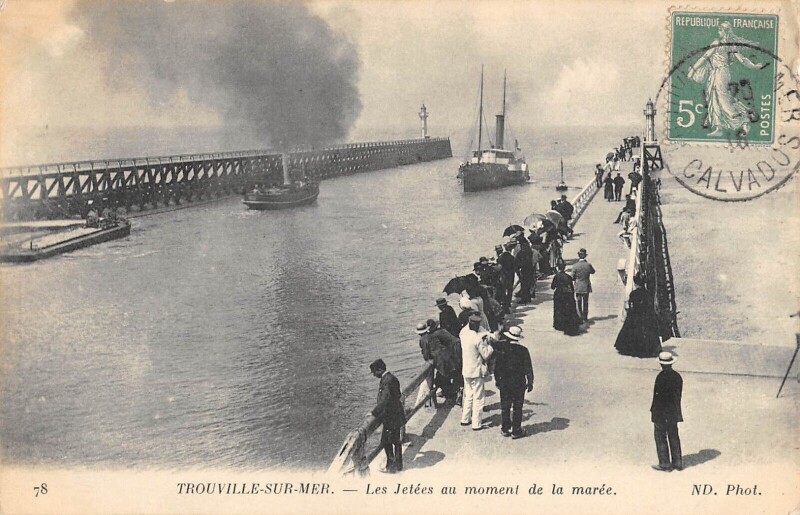 Carte postale ancienne Trouville Sur Mer Les Jetees Au Moment De La Maree à Trouville-sur-Mer