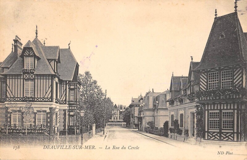 Carte postale ancienne Deauville Sur Mer La Rue Du Cercle à Deauville