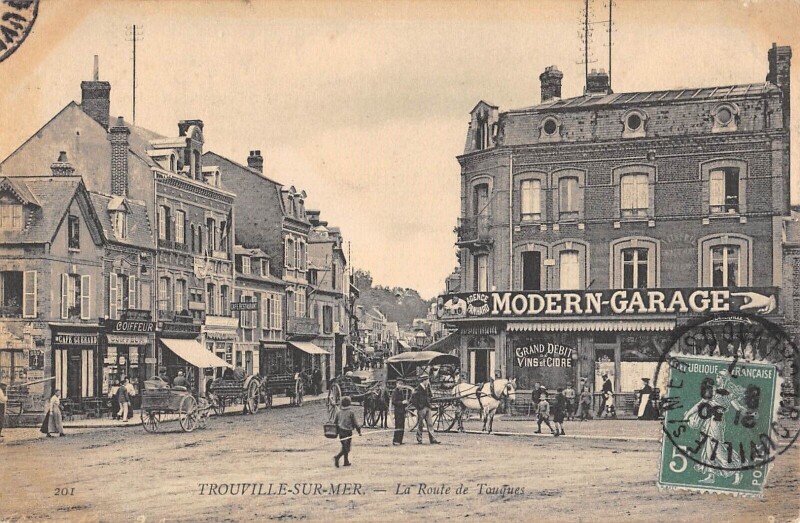 Carte postale ancienne Trouville Sur Mer La Route De Touques à Touques