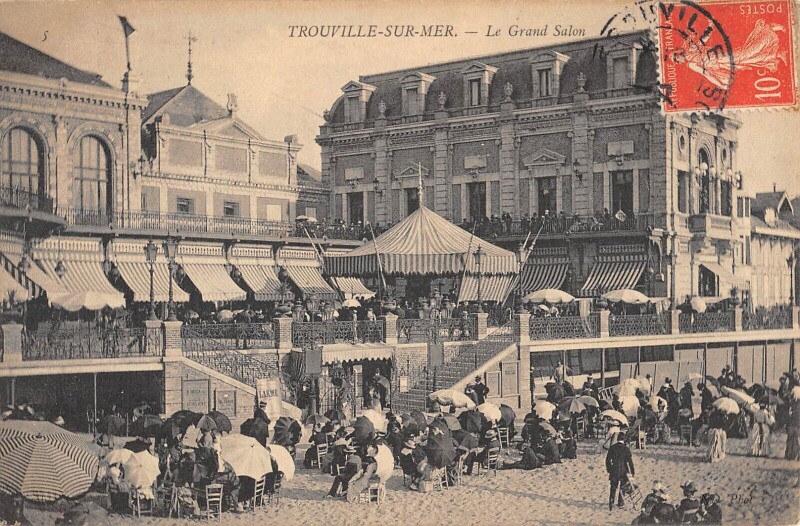 Carte postale ancienne Trouville Sur Mer Le Grand Salon - Scene De Plage - Mer à Trouville-sur-Mer