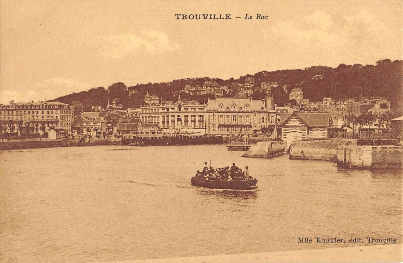 Carte postale ancienne Trouville Le Bac