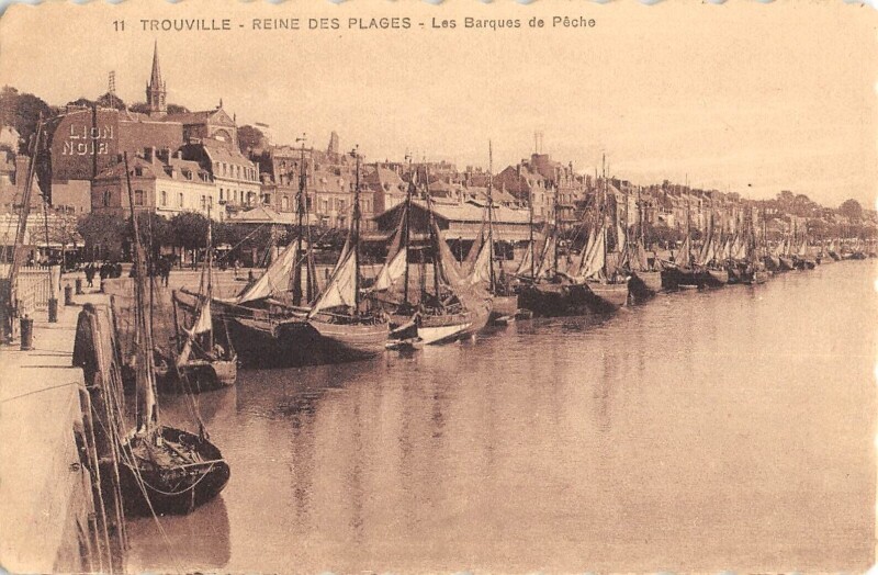 Carte postale ancienne Trouville Les Barques De Peche