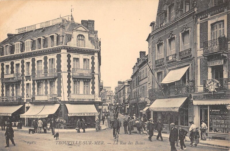 Carte postale ancienne Trouville Sur Mer La Rue Des Bains à Trouville-sur-Mer