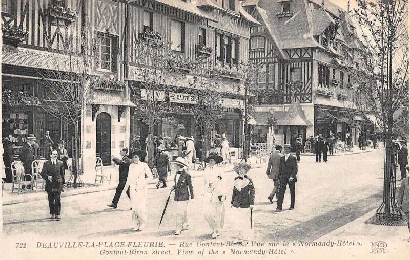 Carte postale ancienne Deauville Rue Gontaut Biron à Deauville