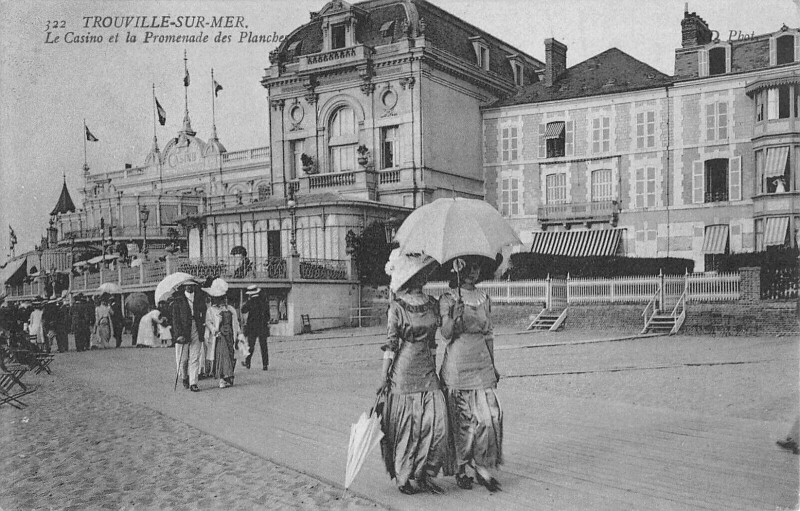 Carte postale ancienne Trouville Sur Mer Le Casino Et Promenade Des Planches à Trouville-sur-Mer