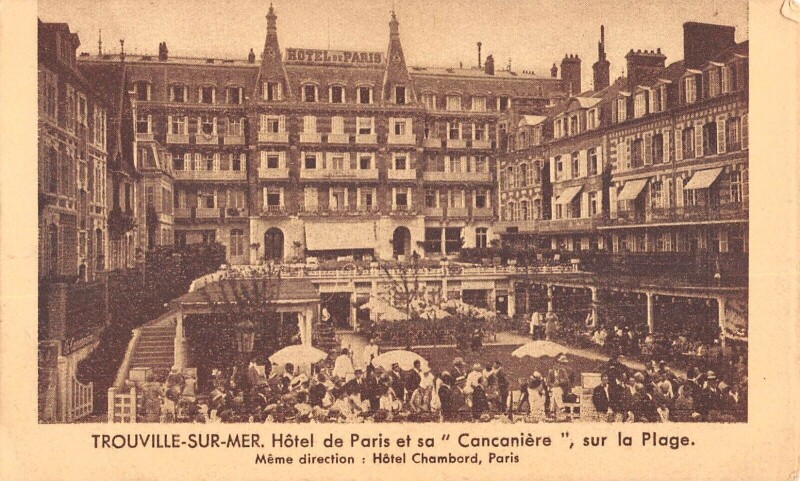 Carte postale ancienne Trouville Sur Mer Hotel De Paris Et Sa Cancaniere Sur La Plage à Trouville-sur-Mer