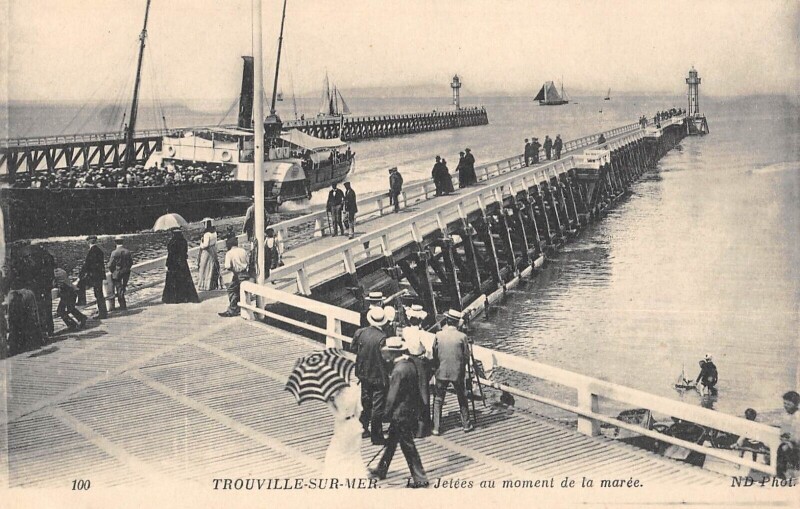 Carte postale ancienne Trouville Sur Mer Les Jetees Au Moment De La Maree à Trouville-sur-Mer