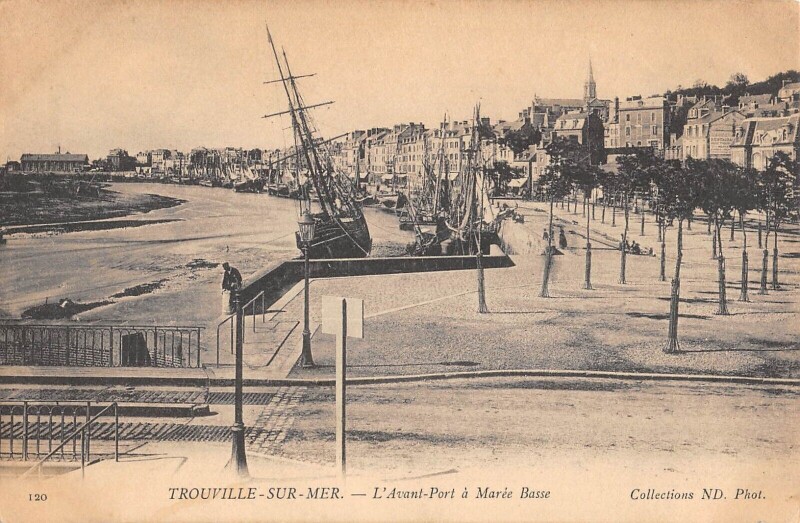 Carte postale ancienne Trouville Sur Mer L'Avant Port A Maree Basse à Trouville-sur-Mer