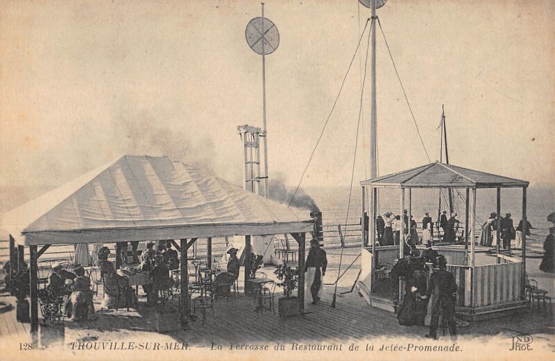 Carte postale ancienne Trouville Sur Mer La Terrasse Du Restaurant De La Jetee Promenade à Trouville-sur-Mer