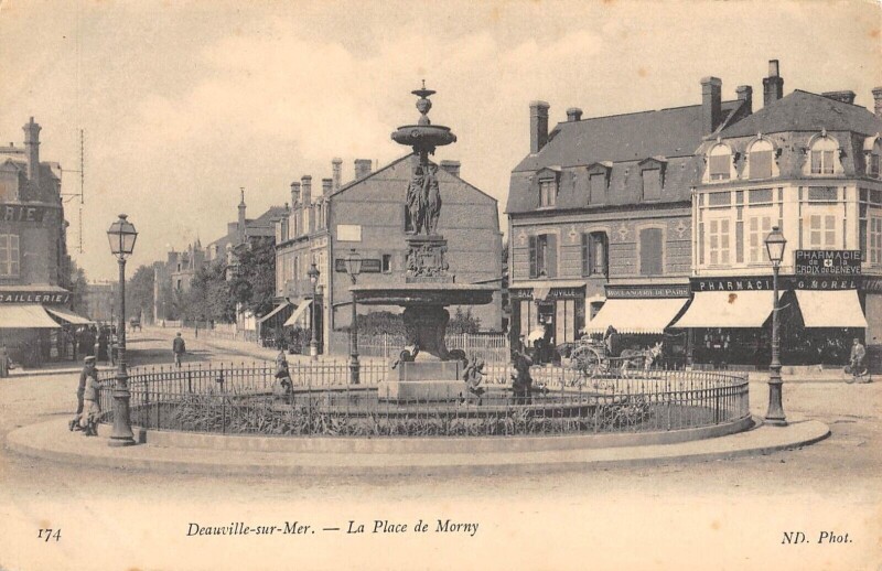 Carte postale ancienne Deauville Sur Mer La Place De Morny à Deauville