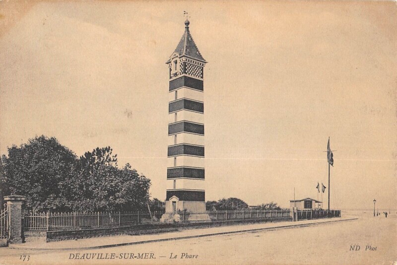 Carte postale ancienne Deauville Sur Mer Le Phare à Deauville