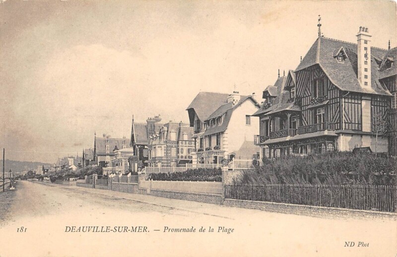 Carte postale ancienne Deauville Sur Mer Promenade De La Plage à Deauville