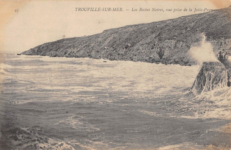 Carte postale ancienne Trouville Sur Mer Les Roches Noires Vue Prise De La Jetee Promenade à Trouville-sur-Mer