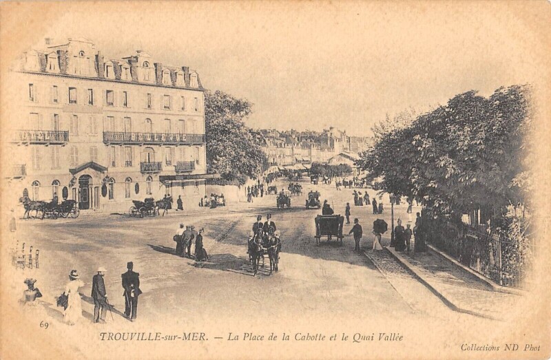 Carte postale ancienne Trouville Sur Mer La Place De La Cabotte Et Le Quai Vallee à Trouville-sur-Mer