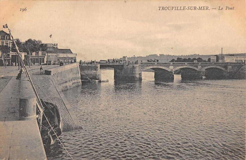 Carte postale ancienne Trouville Sur Mer Le Pont à Trouville-sur-Mer