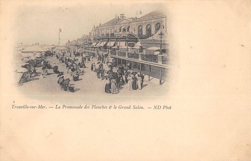 Carte postale ancienne Trouville Sur Mer La Promenade Des Planches Et Grand Salon à Trouville-sur-Mer