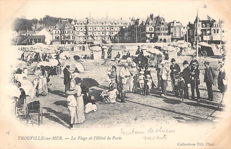 Carte postale ancienne Trouville Sur Mer La Plage Et Hotel De Paris à Trouville-sur-Mer