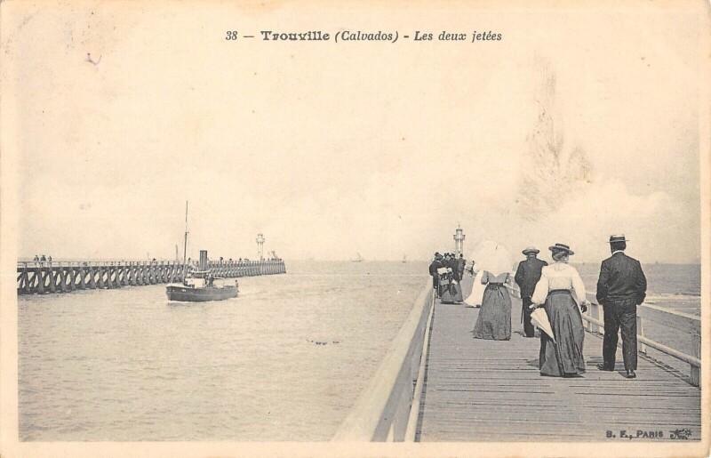Carte postale ancienne Trouville Les Deux Jetees