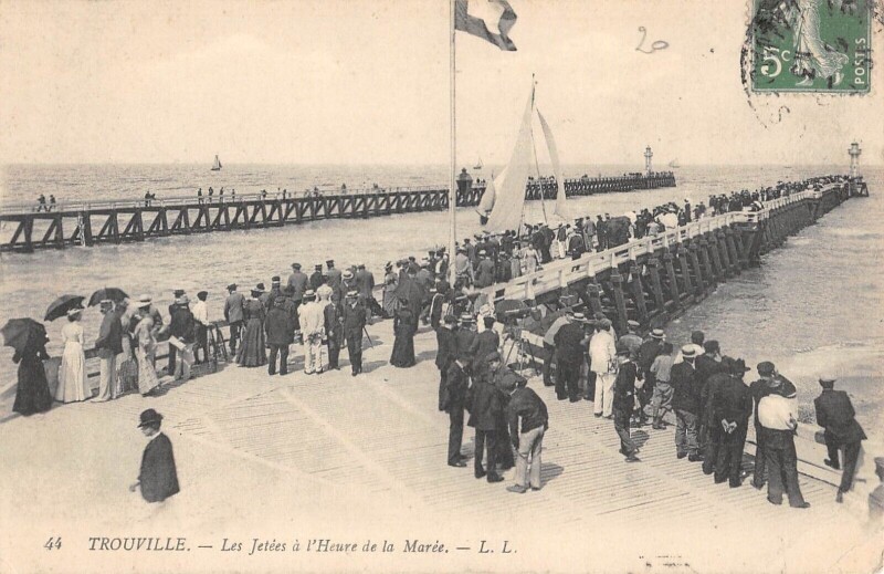Carte postale ancienne Trouville Les Jetees A L'Heure De La Maree