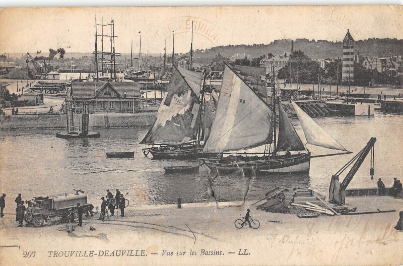 Carte postale ancienne Trouville Deauville Vue Sur Les Bassins à Deauville