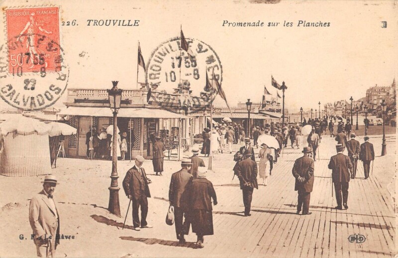 Carte postale ancienne Trouville Promenade Sur Les Planches